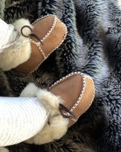 Load image into Gallery viewer, Tan Sheepskin Booties
